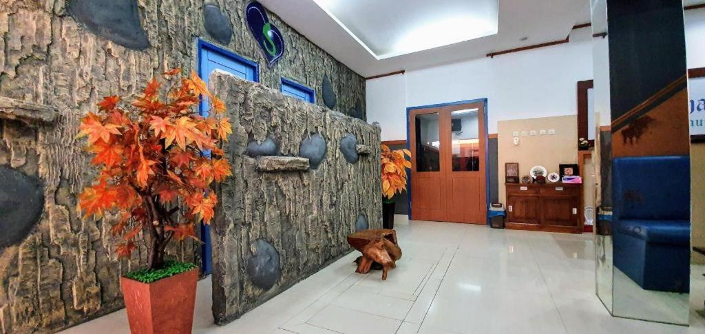 B Shaw Hotel Jakarta Exteriör bild