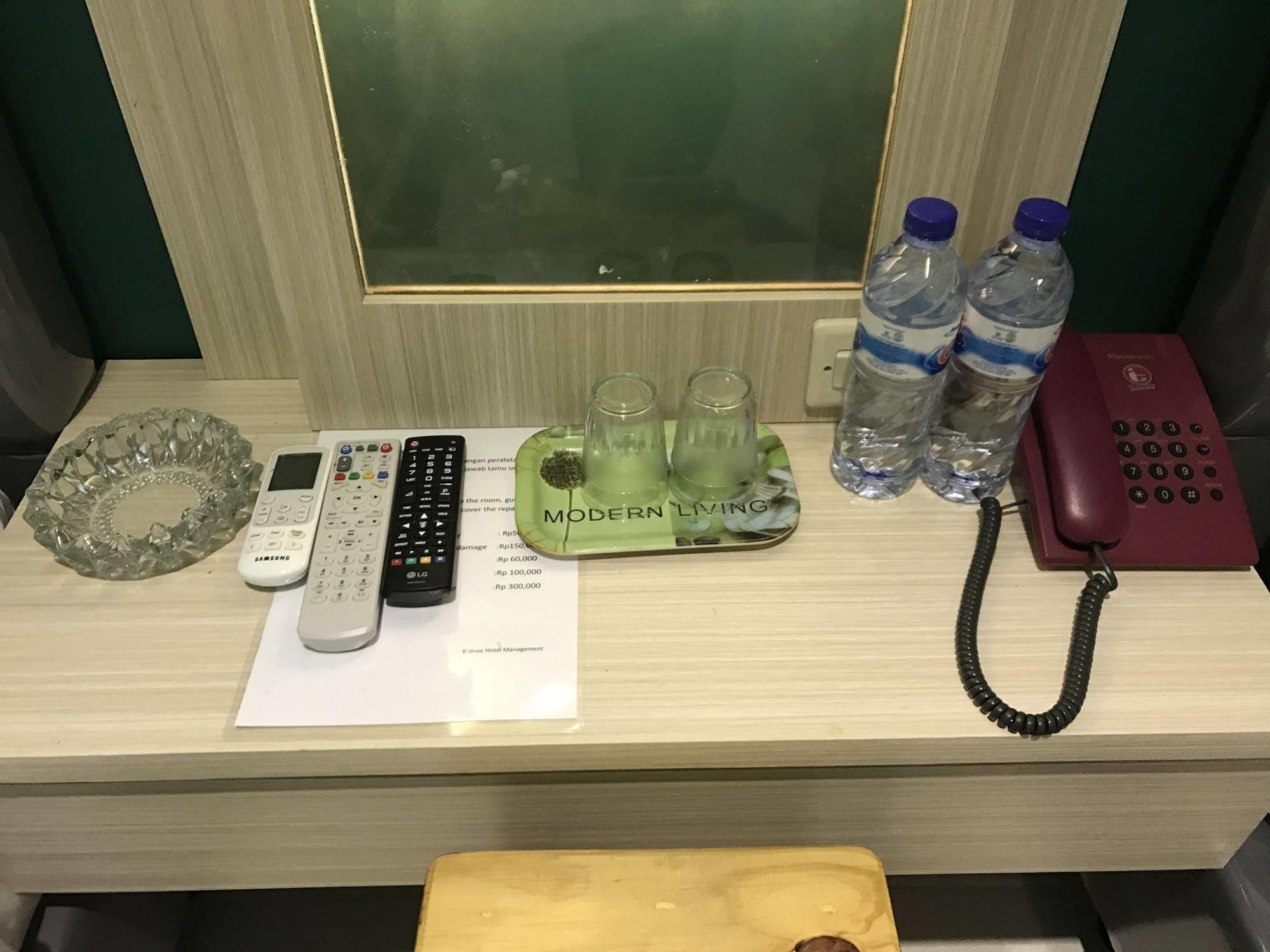 B Shaw Hotel Jakarta Exteriör bild